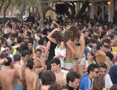 Οι Ιταλίδες που τρέλαναν τη Μύκονο (βίντεο)